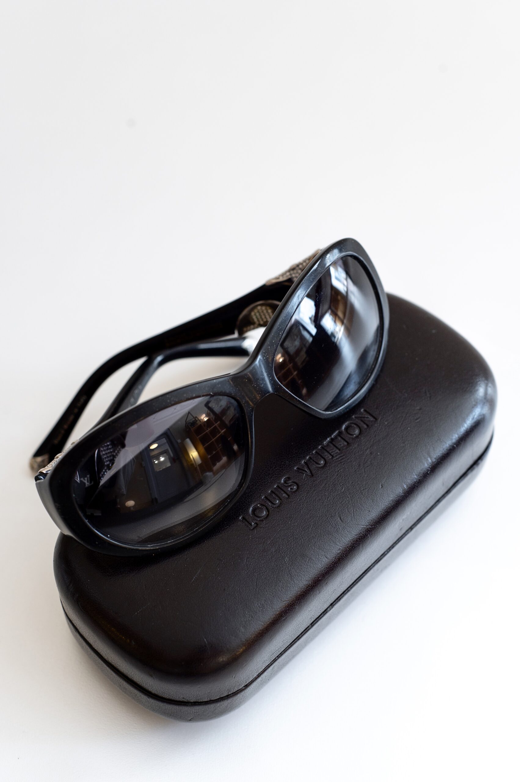 LOUIS VUITTON SUNGLASSES - Image 2